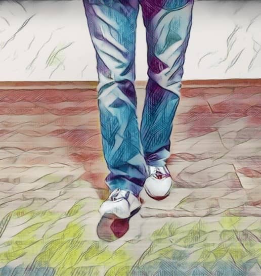 Ноги в белых туфлях выполняют шаг на пятке.